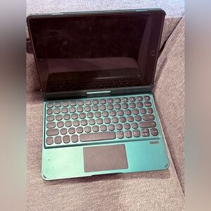 Apple iPad 6th Generation (32GB) with Wireless Keyboard Case